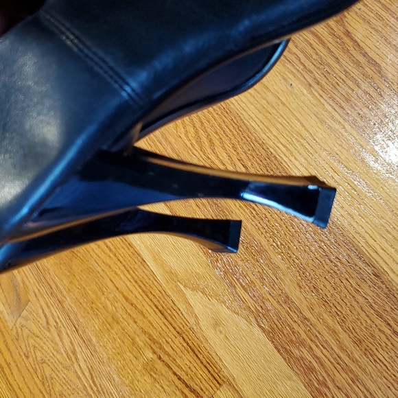 Vintage Aldo booties. Size 39, soft black leather, crazy cute heel shape. - Picture 9 of 14